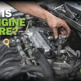 Mechanik wymienia cewkę zapłonową, aby zapobiec nierównej pracy silnika.