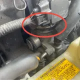 Silnik Toyoty z błędem DTC P0171. Czerwone kółko zaznacza przepustnicę i jej złącze.