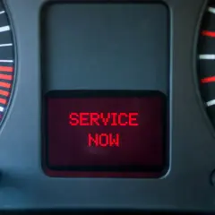 Kontrolka EPC świeci się, a na wyświetlaczu widnieje komunikat "SERVICE NOW". Czas na wizytę w serwisie!