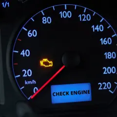 Kontrolka "check engine" świeci się na desce rozdzielczej. Dowiedz się, jak skasować błąd check engine bez komputera.