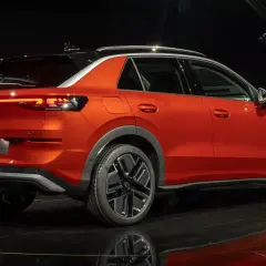 Pomarańczowy Volkswagen T-Roc z czarnym dachem, nowoczesnymi światłami LED i stylowymi felgami. Sprawdź aktualną volkswagen t-roc cena.