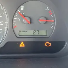 Na desce rozdzielczej świeci się kontrolka trakcji i kontrolka silnika.