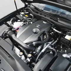 Silnik Lexus z napisem TURBO. Potężny biturbo gotowy do akcji.