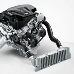Silnik BMW TwinPower Turbo, model n20, z turbosprężarką i intercoolerem.