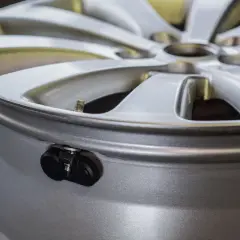 Czujniki ciśnienia opon zamontowane na feldze aluminiowej. Zapewniają bezpieczeństwo i optymalne spalanie.