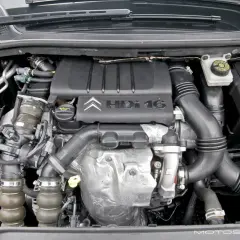 Silnik Citroen C4 1.6 HDi z widocznymi elementami układu dolotowego i chłodzenia.