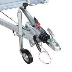 Metalowy dyszel przyczepy z kołem podporowym i mechanizmem hamulca najazdowego. Czerwony przewód bezpieczeństwa.