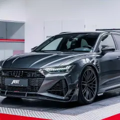 Mroczny Audi RS6 Avant, tuningowany przez ABT, prezentuje agresywny design z karbonowymi elementami i masywnymi felgami.