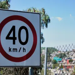 Znak ograniczenia prędkości 40 km/h. Uważaj na drogach, zwłaszcza w pobliżu zabudowań.