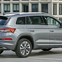 Szary Skoda Kodiaq na parkingu. Sprawdź aktualne skoda kodiaq - ceny i oferty.
