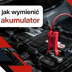 Instrukcja jak wymienić akumulator w samochodzie. Czerwony kabel z klemą podłączony do bieguna akumulatora.