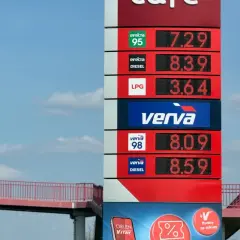 Cennik stacji paliw: benzyna 95 za 7.29, diesel za 8.39, LPG za 3.64. Verva 98 kosztuje 8.09, a Verva Diesel 8.59.