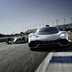 Mercedes Project One na torze wyścigowym, ścigany przez bolid F1. Dwa wcielenia prędkości.