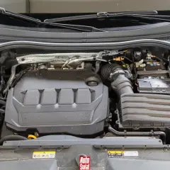 Silnik 1.9 TDI z widocznym akumulatorem i płynem chłodniczym.