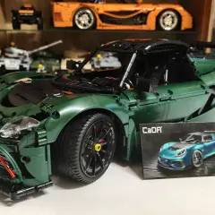 Zielony model samochodu Lotus Exige z klocków, obok którego leży pudełko z jego wizerunkiem.