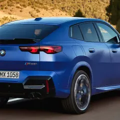 Niebieskie BMW X2 M35i pędzi po drodze. Sprawdź aktualną bmw x2 cena i dostępne konfiguracje.