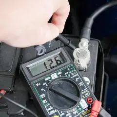 Pomiar napięcia akumulatora multimetrem pokazuje 12.6V. Tak sprawdzisz stan baterii.