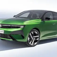 Nowy model Opla Astry Sports Tourer w jaskrawym zielonym kolorze, z czarnym dachem i futurystycznymi felgami.