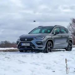 Szary Seat Ateca FR na śniegu, gotowy na zimowe wyzwania.