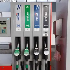 Dostępne różne rodzaje paliwa: benzyna 98, 95, a także olej napędowy. Dwa dystrybutory z olejem napędowym mają oznaczenia B7 i TIR.