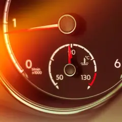 Wskaźnik pokazuje, że temperatura oleju w silniku jest w normie, blisko 90°C.