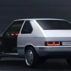 Biały Hyundai Pony z lat 80. z otwartymi drzwiami, widoczne wnętrze i charakterystyczne tylne światła.