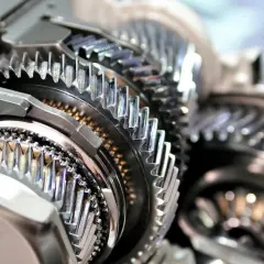 Metalowe koła zębate w przekładni. Precyzyjny reduktor gotowy do pracy, błyszczące zęby tworzą skomplikowany mechanizm.