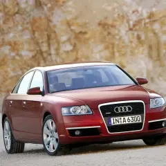Czerwony Audi A6 C6 2.7 TDI na tle skalistego zbocza.