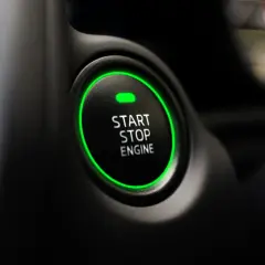Przycisk "START STOP ENGINE" z zielonym podświetleniem. Gotowy, by dowiedzieć się, jak odpalic auto?