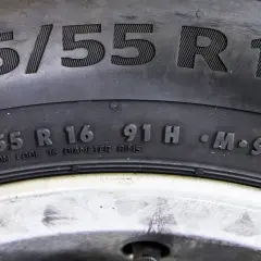 Opona z oznaczeniem 205/55 R16, indeks nośności 91H. Symbol M+S i płatka śniegu.