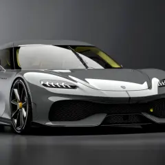 Szary Koenigsegg Gemera z żółtymi akcentami, prezentujący swoje sportowe linie i agresywny przód.