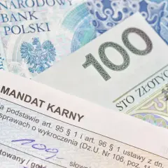 Mandat karny leżący na banknotach 100 zł. Czy to zapowiedź nowego taryfikatora mandatów 2026?