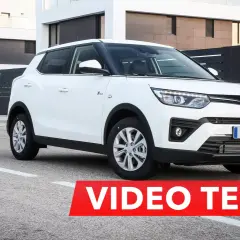 Biały tivoli samochód na tle nowoczesnych domów. Czerwony pas z napisem "VIDEO TEST" i logo "CAR LEASE POLSKA".