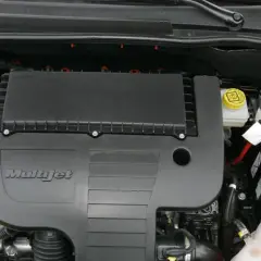 Silnik 1.3 Multijet z widocznym filtrem paliwa, akumulatorem Varta i płynem chłodniczym.