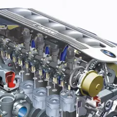 Przekrój silnika BMW M57N2 z widocznymi turbosprężarkami, tłokami i zaworami.