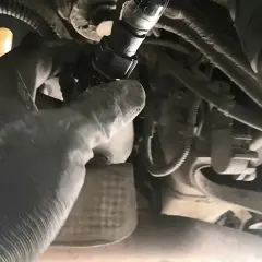 Gdzie jest zbiornik płynu DPF w Volvo V50 i jak go uzupełnić?