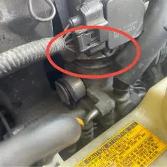 Silnik Toyoty z błędem DTC P0171. Czerwone kółko zaznacza przepustnicę i jej złącze.