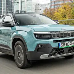 Turkusowy Jeep Avenger na ulicach miasta. Sprawdź atrakcyjną jeep avenger cena i wybierz swój wymarzony model.