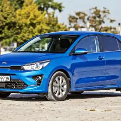 Niebieskie Kia Rio, idealne do miasta, zgrabne kia rio wymiary pozwalają na łatwe parkowanie.