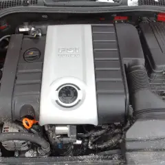Silnik FSI Turbo, jeden z najlepszych silników benzynowych, w komorze silnika samochodu Skoda.