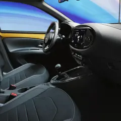 Wnętrze samochodu z nowoczesnymi fotelami i ekranem dotykowym. System keyless go ułatwia wsiadanie i ruszanie.