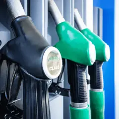 Dysze dystrybutorów paliwa, jedna czarna z napisem "EURODIESEL CLASS", obok zielone. Gotowe do tankowania.