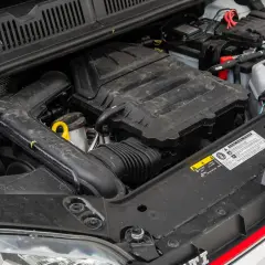 Silnik 1.0 TSI w samochodzie Volkswagen. Widoczny jest blok silnika, akumulator i płyny eksploatacyjne.
