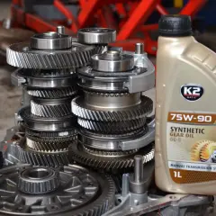 Mechanizm skrzyni biegów i butelka oleju K2 75W-90. Jaki olej do skrzyni biegów? Ten syntetyczny GL-5 jest idealny.
