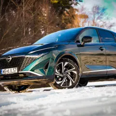 Nowy Nissan Qashqai 2025 w zimowej scenerii, gotowy na śnieżne wyzwania.