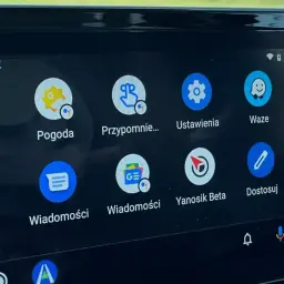 Ekran Yanosik Beta na Android Auto. Widoczne ikony Pogoda, Ustawienia, Wiadomości i inne aplikacje.
