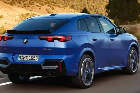 Niebieskie BMW X2 M35i pędzi po drodze. Sprawdź aktualną bmw x2 cena i dostępne konfiguracje.