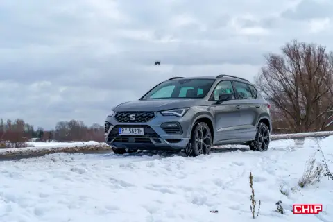 Szary Seat Ateca FR na śniegu, gotowy na zimowe wyzwania.