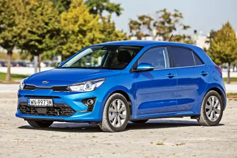 Niebieskie Kia Rio, idealne do miasta, zgrabne kia rio wymiary pozwalają na łatwe parkowanie.