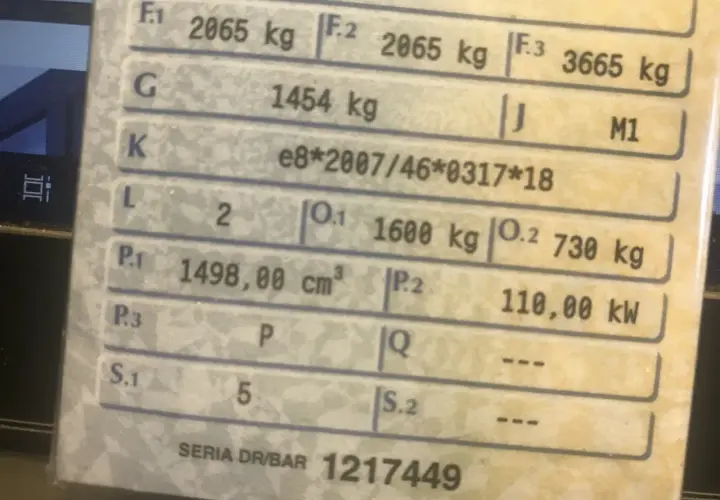 Fragment dowodu rejestracyjnego pojazdu z danymi technicznymi, w tym masa własna 1454 kg i homologacja e8*2007/46*0317*18.